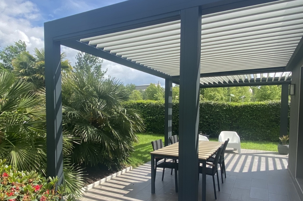 Réalisation Stores Rennais : pergola bioclimatique à Rennes